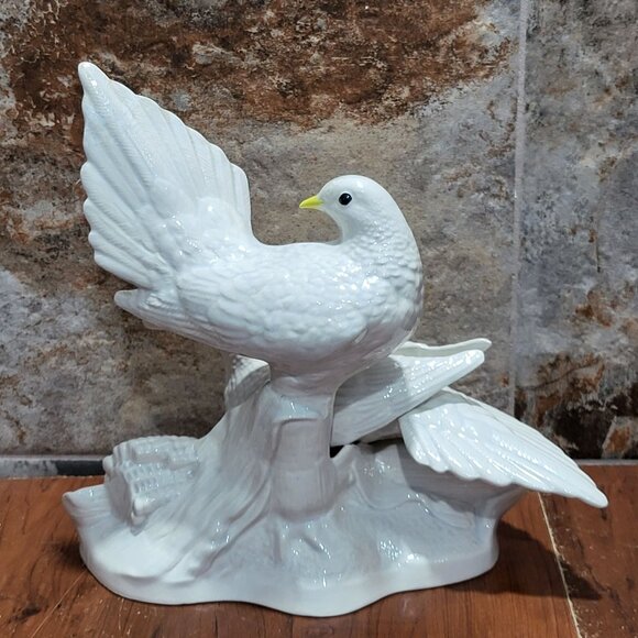 Vintage Large Porcelain Pair White Doves Bird Figurine Repaired - Picture 3 of 14
